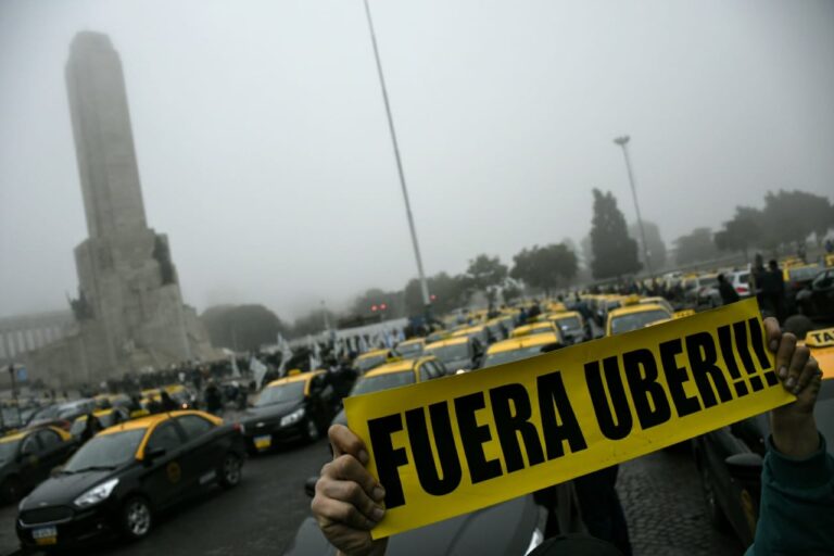 Golpe a Uber: un fallo judicial dictaminó que debe ser un “servicio complementario” bajo la Ley de Taxis y Remises