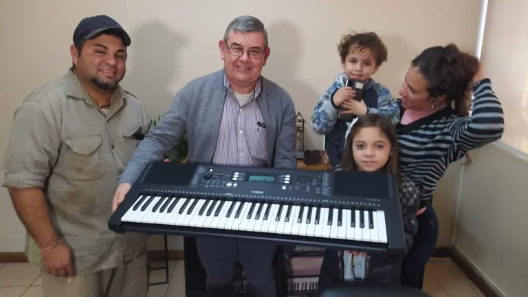 La empresa Río Uruguay le regaló un teclado a Malena, la niña misionera viral por cantar en colectivos