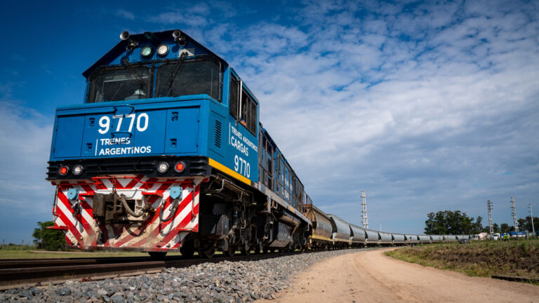 El Ministerio de Transporte firmó un acuerdo con cerealeras para comprar vagones y reparar locomotoras