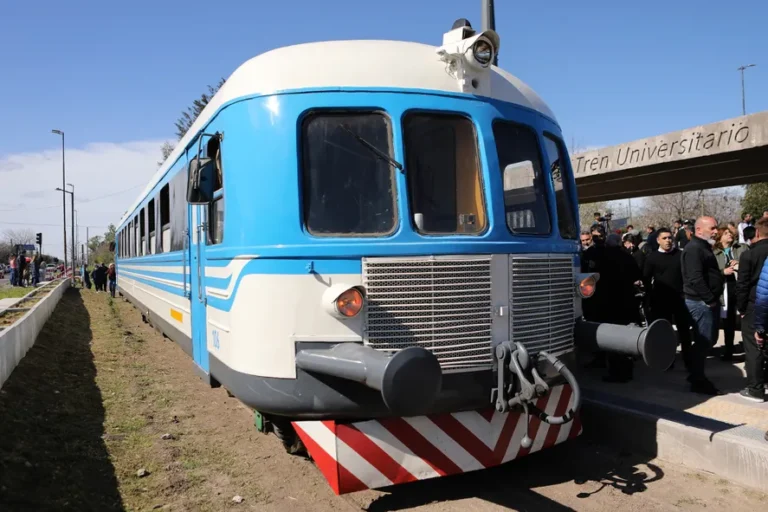 El Tren Universitario de La Plata ampliado ya circula con horarios y tarifas confirmadas