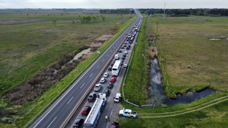 Un chofer de colectivo de larga distancia denunció a un conductor temerario en la Ruta 2 y previno una tragedia