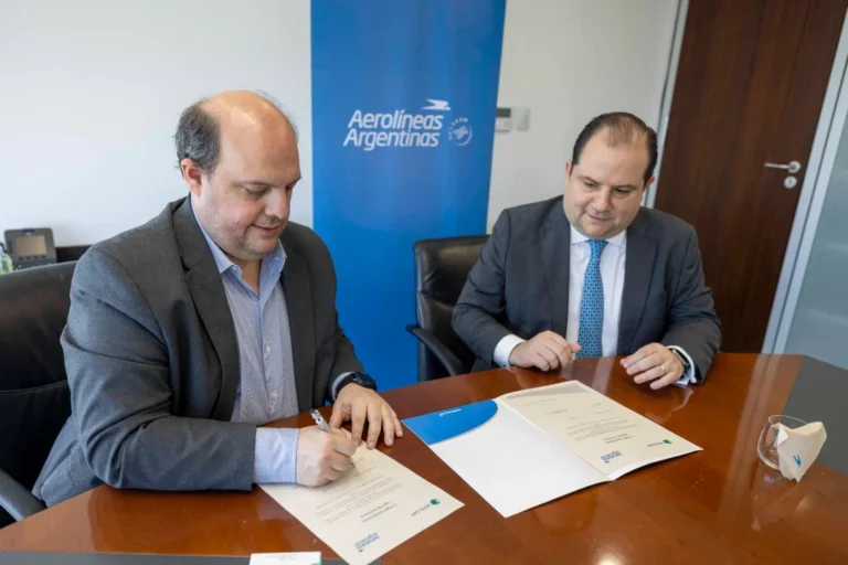 Aerolíneas Argentinas se asoció con una empresa para sumar wifi a bordo