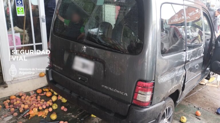 Manejaba borracho, perdió el control y chocó un auto estacionado y el frente de una verdulería