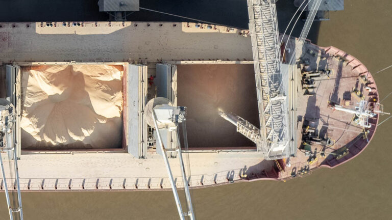 Partió a Europa el primer barco argentino con harina de soja sustentable