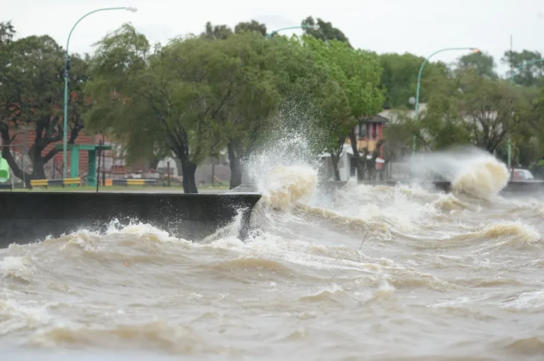 Alertan por crecida del Río de la Plata en la madrugada