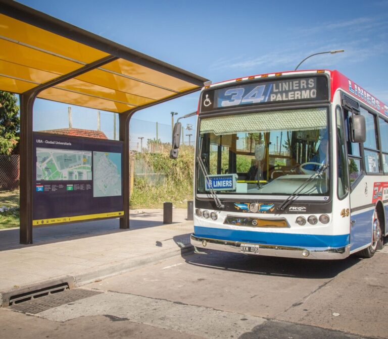 Capital Federal: colectivo embistió a un auto y provocó un choque múltiple