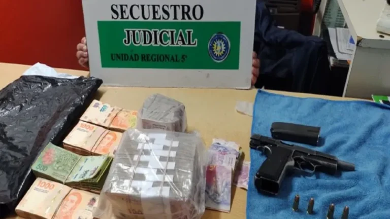 Detienen en un operativo vehicular en Cipolletti a cuatro personas con un arma y 600 mil pesos en una bolsa