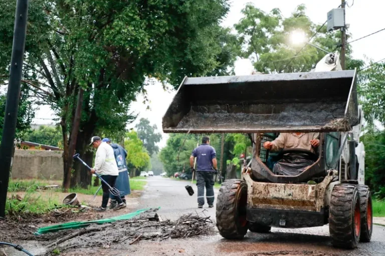 Pilar: despliegan operativos para desobstruir y limpiar las calles mientras continúa la tormenta