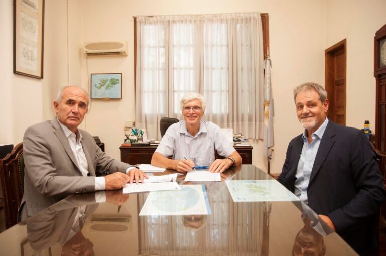 La Universidad de La Plata firmó un convenio con Nueve de Julio para avanzar en la reconversión de colectivos eléctricos para transporte urbano