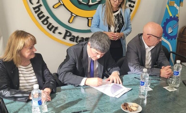 Comodoro Rivadavia: firmaron el contrato para el dragado del puerto