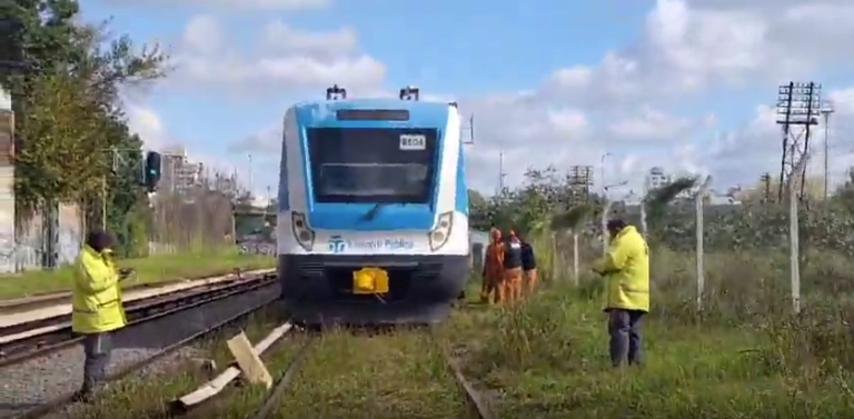 Un desperfecto técnico obligó a que pasajeros del tren Sarmiento evacuaran caminando por las vías