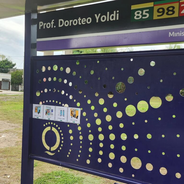 Inauguraron en Quilmes una parada de colectivos con señalización pictográfica para facilitar el acceso a personas con autismo