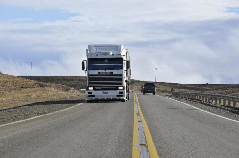El costo de transportar cargas subió un 2% en noviembre y acumula un aumento anual del 81,8%