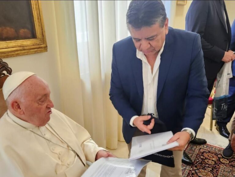 El titular de la UATRE le entregó al Papa Francisco un trabajo para erradicar el hambre en la Argentina
