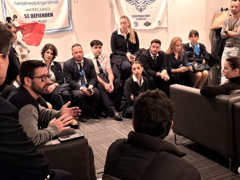 Aeronavegantes y los gremios aeroportuarios tendrán una audiencia el lunes con Aerolíneas Argentinas para negociar una propuesta salarial