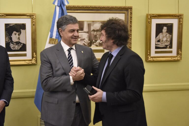 Jorge Macri y Javier Milei firmaron el traspaso de 31 líneas de colectivo a la Ciudad