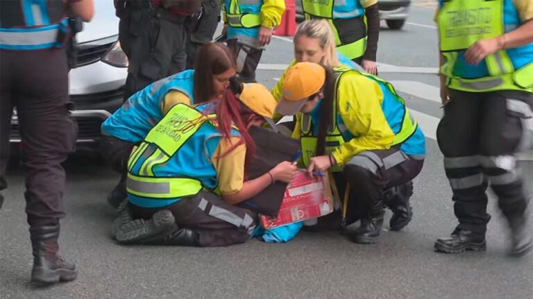 Jubilada atropelló a una agente de tránsito durante un control de alcoholemia
