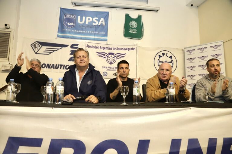 Los gremios aeronáuticos se reunieron con Aerolíneas Argentinas por paritarias y pidieron “evitar impactar de lleno en los ingresos de los trabajadores aeronáuticos”