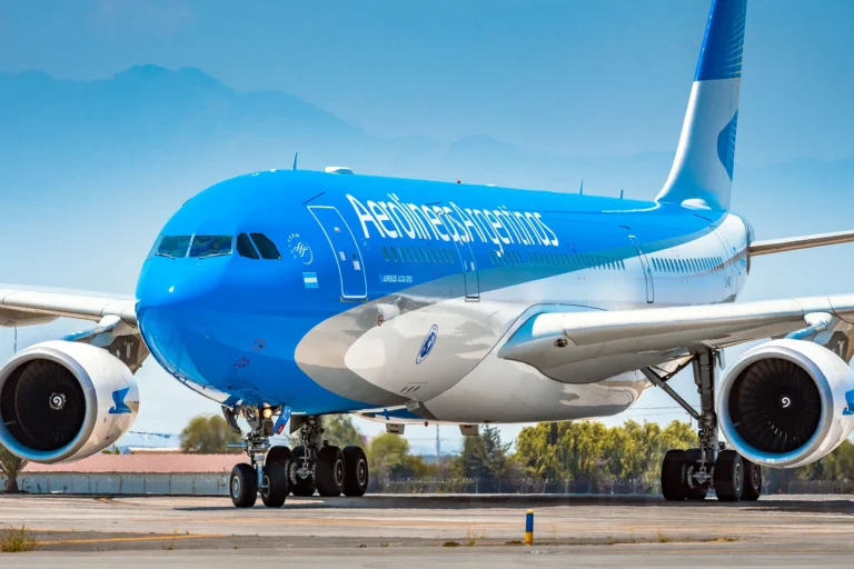 Gremios aeronáuticos denuncian que Aerolíneas se niega a reabrir la paritaria