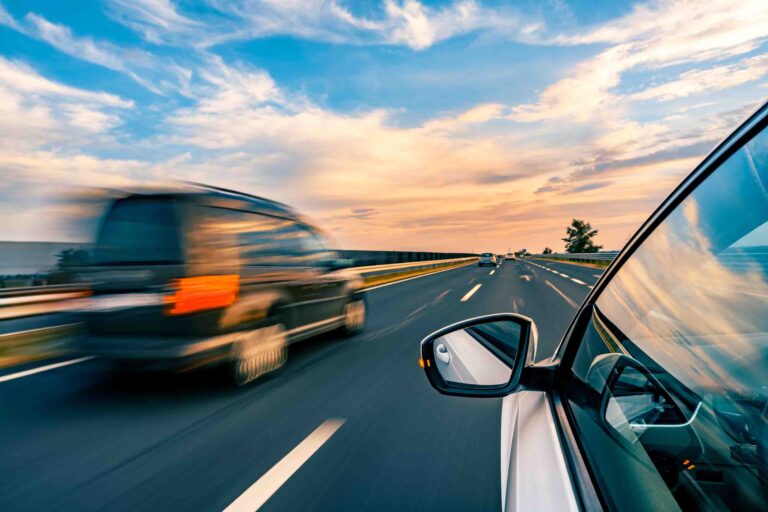 ¿Qué precauciones tomar antes de salir del país en auto?