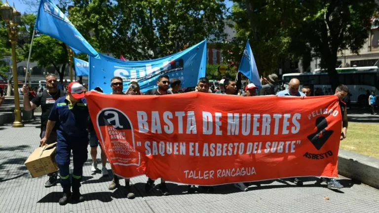 Metrodelegados marcharon a SBASE para reclamar la desasbestización del subte