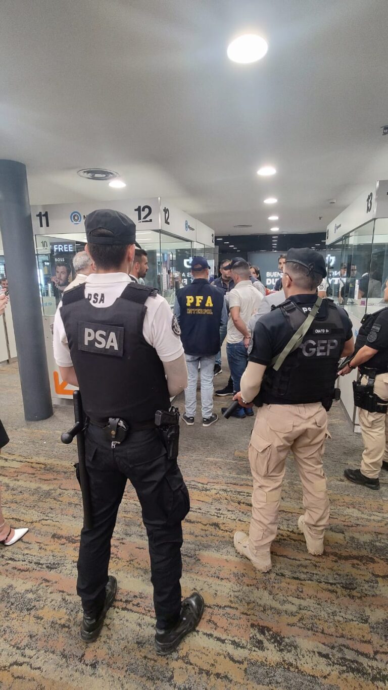 Despliegue de la PSA en Aeroparque por la llegada de un acusado de homicidio extraditado desde Paraguay