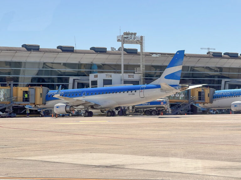 Aerolíneas Argentinas y San Luis acordaron sostener la ruta entre Merlo y Buenos Aires