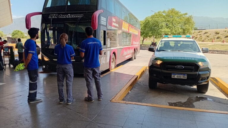 La CNRT retuvo un micro con 54 pasajeros en La Rioja por deficiencias mecánicas