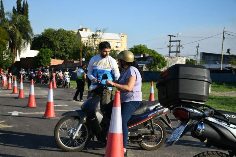 Corrientes: la Agencia de Seguridad Vial capacitó a trabajadores en moto sobre conducción segura