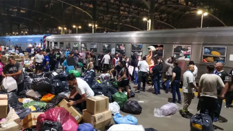 Emotiva partida del Tren Solidario rumbo a Bahía Blanca con ayuda para los damnificados