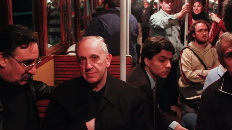 La historia detrás de la icónica foto del Papa Francisco en el subte porteño
