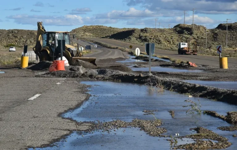 Caleta Olivia: las lluvias provocan anegamientos e interrumpen parcialmente el tránsito en la Ruta 3