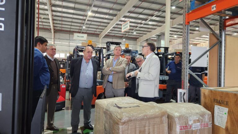 Autoridades de FADEEAC y FPT visitaron la planta de Toyota en Don Torcuato para fortalecer la profesionalización del transporte y la logística