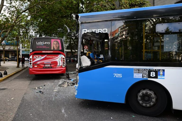 Choque entre dos colectivos a metros del Congreso: al menos 27 heridos y gran operativo del SAME