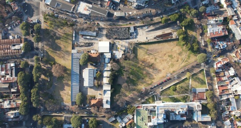 Retiran obrador de SBASE en Parque Uriburu y avanzan las tareas de recuperación del espacio verde