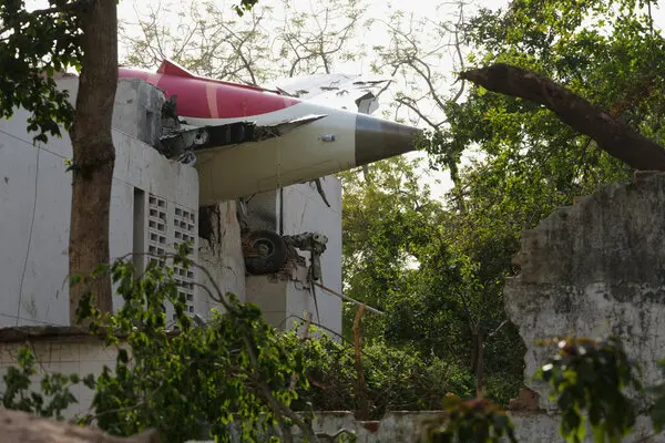 Tragedia aérea en India: un avión de Air India se estrelló tras despegar y solo hubo un sobreviviente