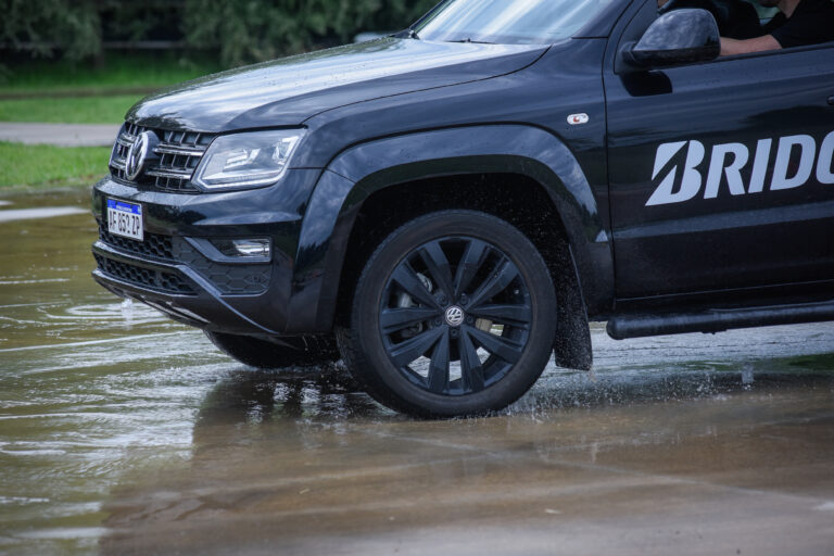 Bridgestone difundió recomendaciones para actuar frente a situaciones críticas al volante