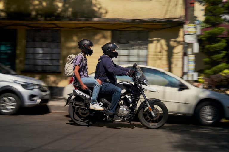 Tucumán implementará un estudio en escuelas primarias para observar si los padres usan casco al trasladar a sus hijos