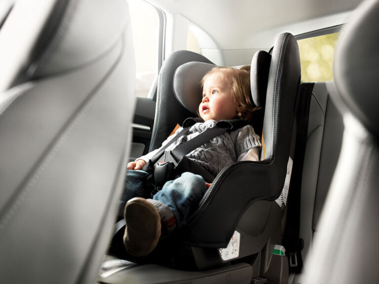 Revelan que solo 1 de cada 3 niños usa butacas infantiles en autos