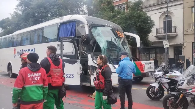 Choque entre dos colectivos en el Metrobús de Cabildo dejó al menos dos personas heridas