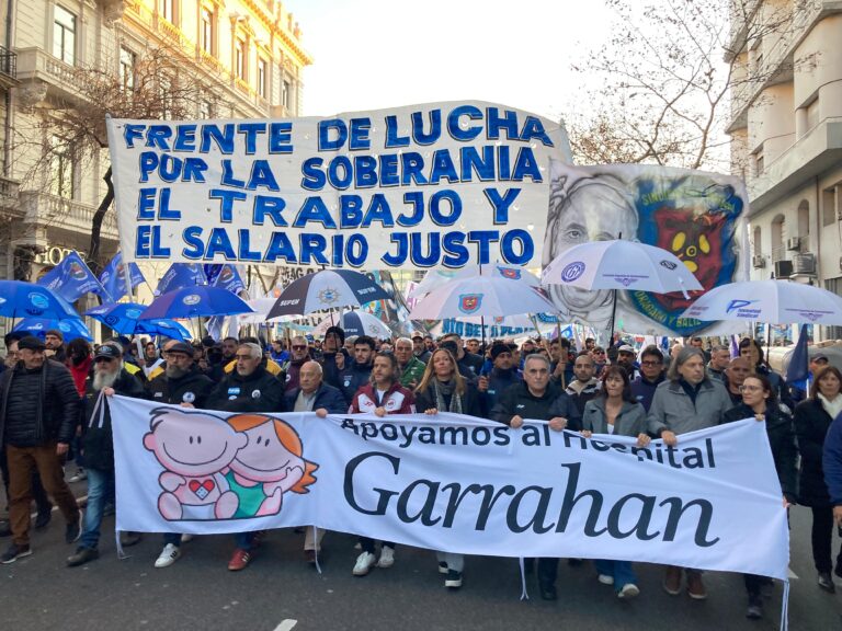 El Frente multisectorial marchó junto a los trabajadores y residentes del Hospital Garrahan