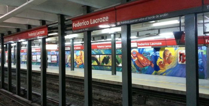 Liberan los molinetes en la estación Federico Lacroze de la línea B en apoyo al Garrahan