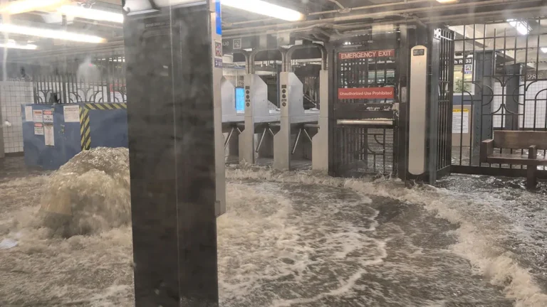 Inundaciones colapsaron el subte de Nueva York y dejaron pasajeros atrapados tras lluvias récord