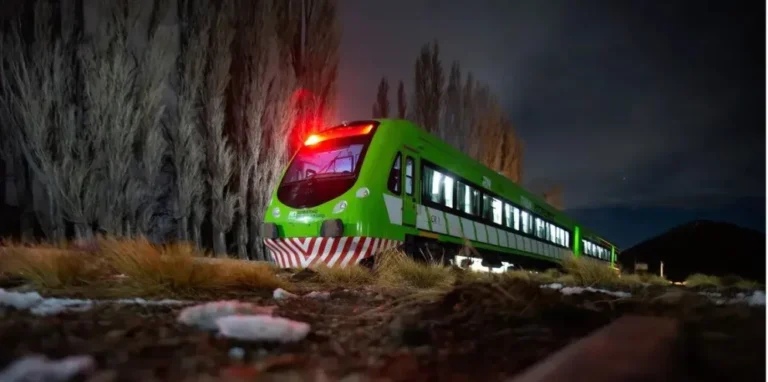 El Tren Patagónico lanza un viaje nocturno con cena y música en la estepa rionegrina